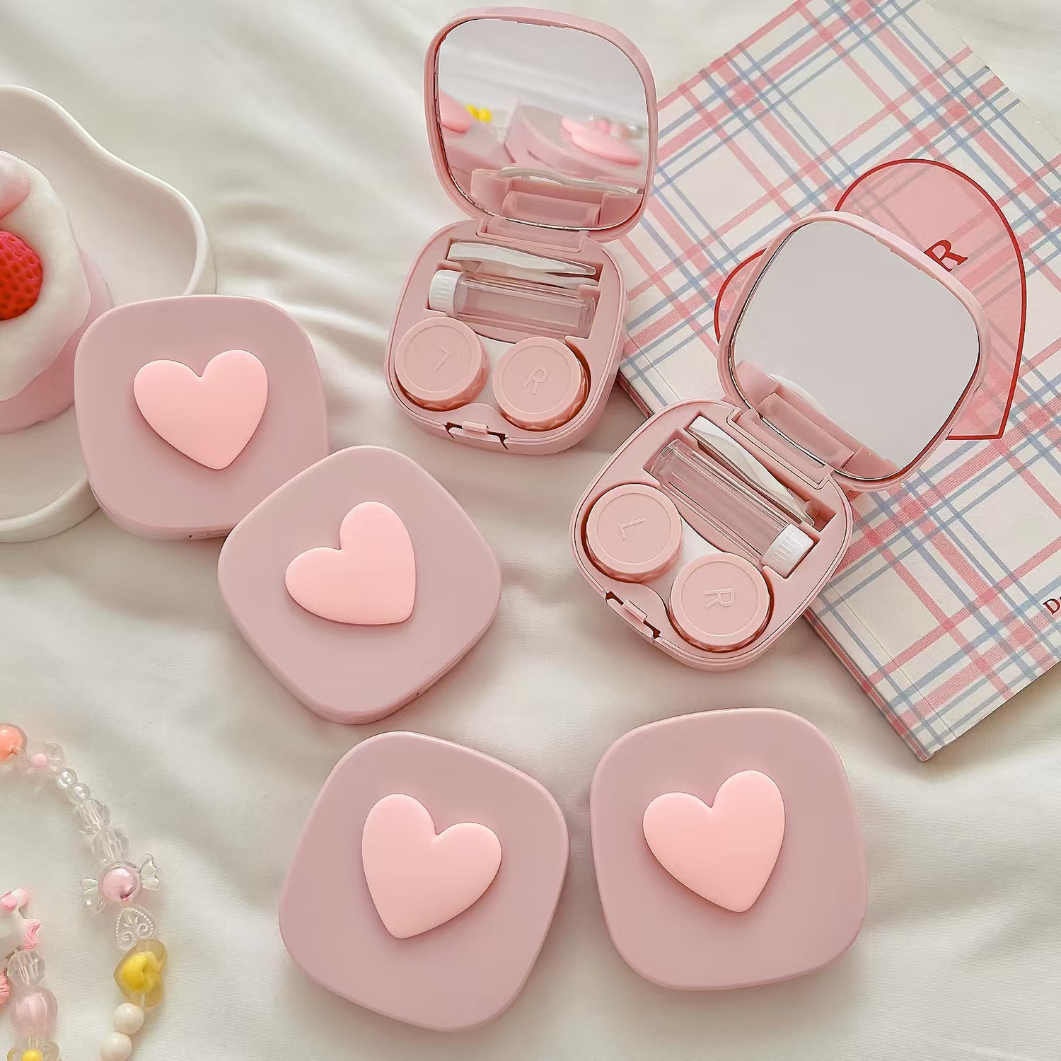Women Accessories List - حافظة عدسات لاصقة على شكل قلب