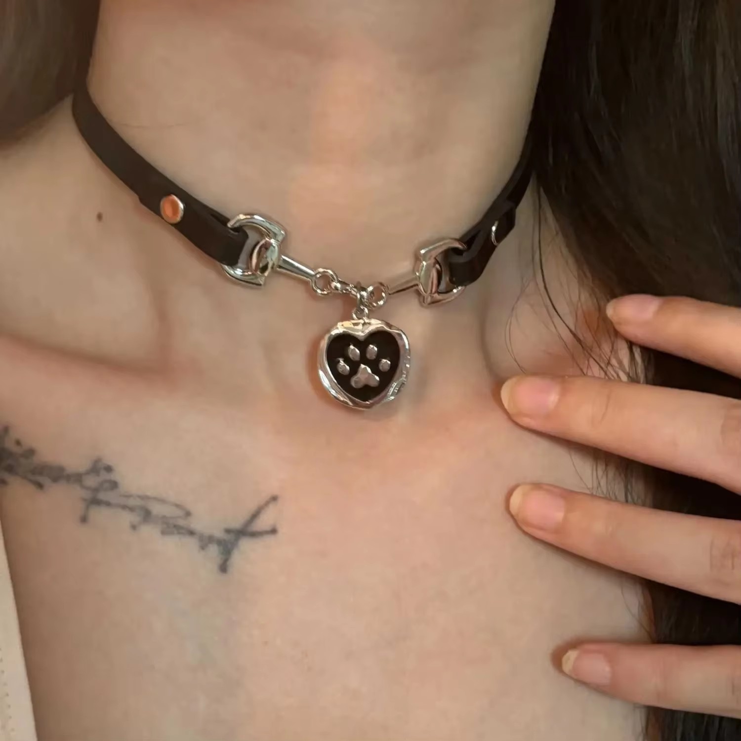 قلادات تشوكر لطيفة بتصميم مخلب - مراجعة Women'S Accessories In The 90S وسعره