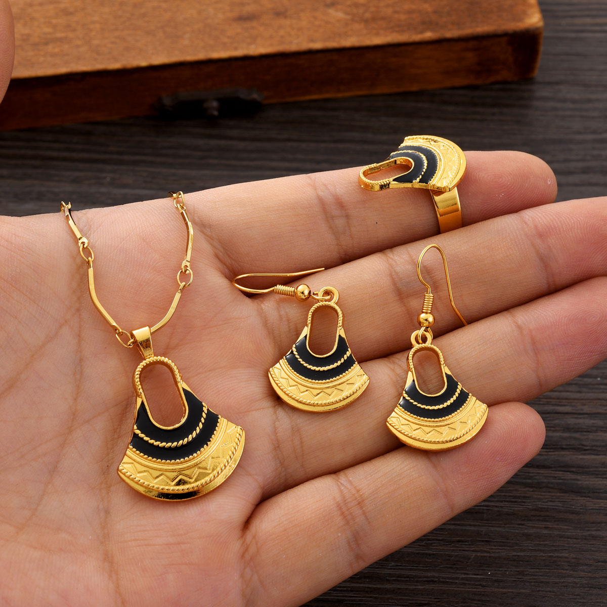 طقم مجوهرات ذهبي اللون من Fash - مراجعة Women Accessories Png وسعره