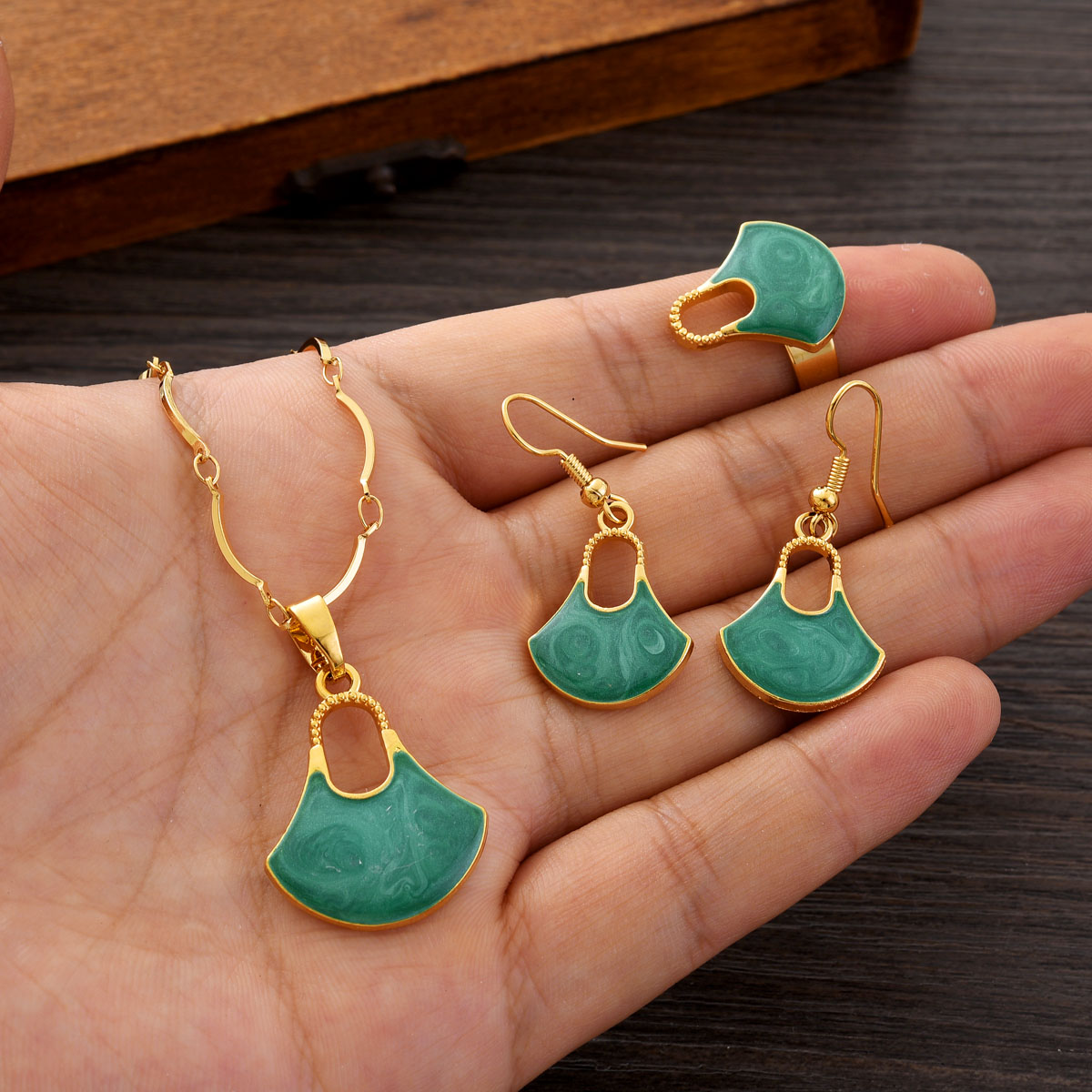 طقم مجوهرات ذهبي اللون من Fash - مراجعة Women Accessories Png وسعره