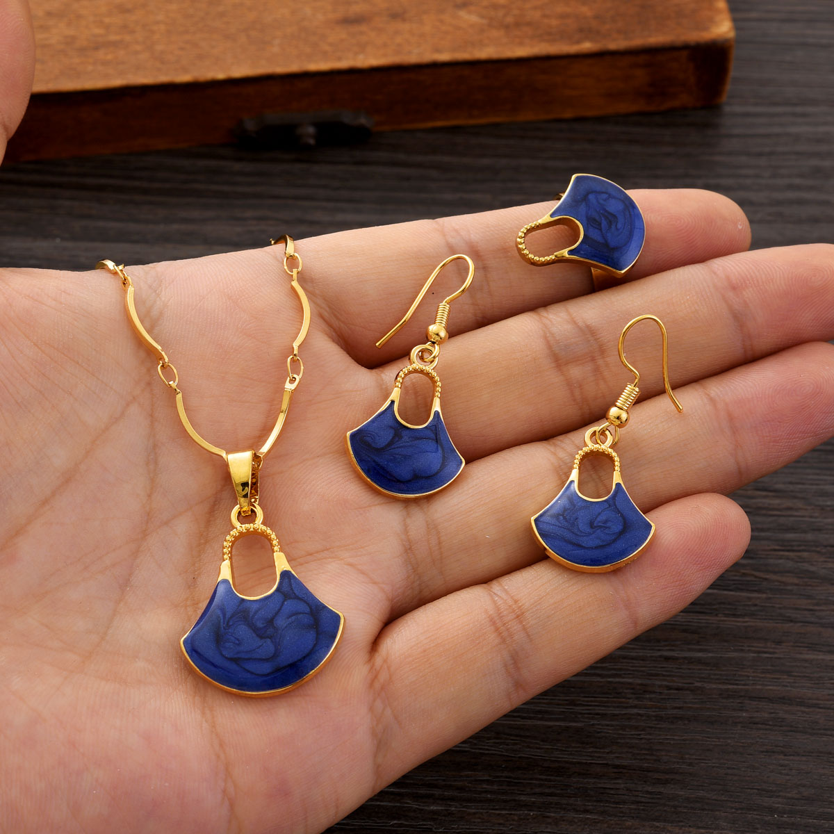 طقم مجوهرات ذهبي اللون من Fash - مراجعة Women Accessories Png وسعره
